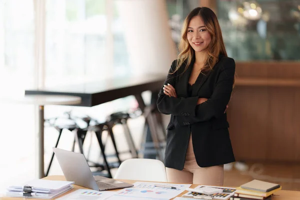 현대 아시아 비지니스 여성은 자신감 있게 사무실에서 재정적 인 일을 하고 있습니다. 정확 한 개념. — 스톡 사진