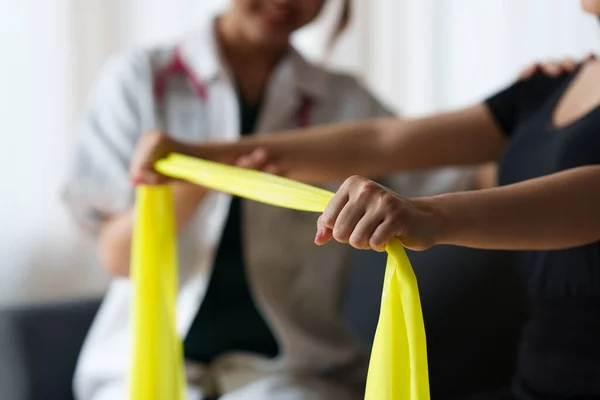 Arts of fysiotherapeut werken onderzoeken behandeling met behulp van rubber Bands. Rehabilitatietherapie concept. — Stockfoto