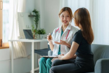 Doktor hastaya danışır ve klinikte sağlıklı besin sunar..