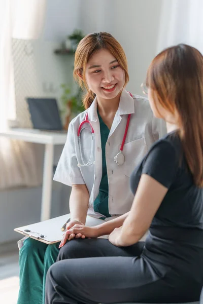 Dokter houd hand van de patiënt en het geven van troost en overleg in de kliniek. — Stockfoto