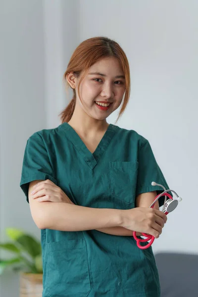 Jonge dokter met stethoscoopgereedschap in de kliniek. Begrip "geneeskunde en gezondheidszorg". — Stockfoto