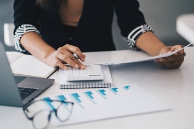 Şirketin mali sonuçlarını ve bütçesini hesaplamak için hesap makinesi kullanarak Business Woman Hand 'i kapatın. Hesap Denetim Kavramı.