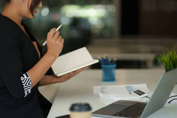 Hermosa mujer de negocios asiática viendo seminario web educativo en el ordenador portátil. Concepto financiero. — Foto de Stock