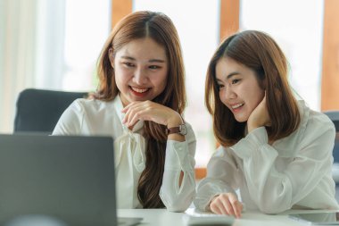 Dizüstü bilgisayar ve yönetim tarafından çalışan bir grup bilişim danışmanı büyük veriler elde ediyor ve şirketin mali belgelerini analiz ediyor.