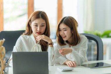 Dizüstü bilgisayar ve yönetim tarafından çalışan bir grup bilişim danışmanı büyük veriler elde ediyor ve şirketin mali belgelerini analiz ediyor.