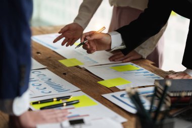 İş takım eller ile mali plan tıkır tıkır, Toplantı, tartışma, tablet ofis masasında, Toplantı kavramı ile brainstrom.