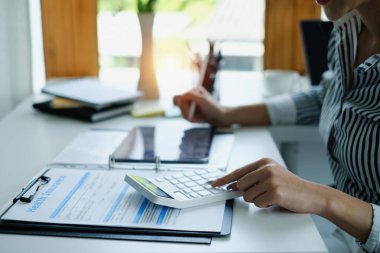 Şirketin mali sonuçlarını ve bütçesini hesaplamak için hesap makinesi kullanarak Business Woman Hand 'i kapatın. Hesap Denetim Kavramı.