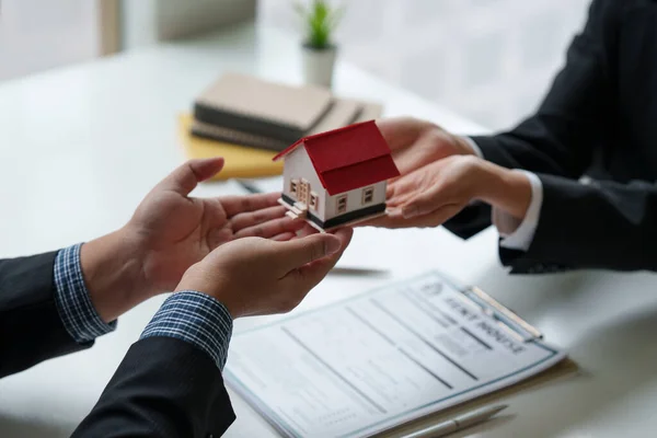Zavřít Podnikatel nebo agent dávat dům po podpisu dohody o koupi domu. Bankovní manažer a realitní koncept. — Stock fotografie
