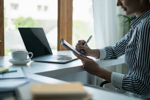 Mulher de negócios asiática moderna tem confiante trabalhando com financeiro no escritório. Conceito contabilístico. — Fotografia de Stock