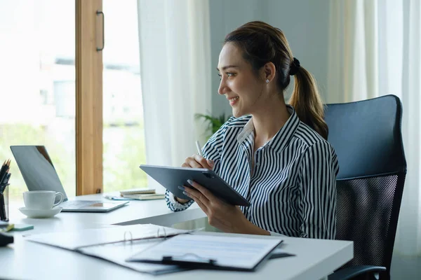 Modern Asyalı iş kadınlarının ofiste finansla çalışacaklarına güveniyorlar. Muhasebe kavramı.