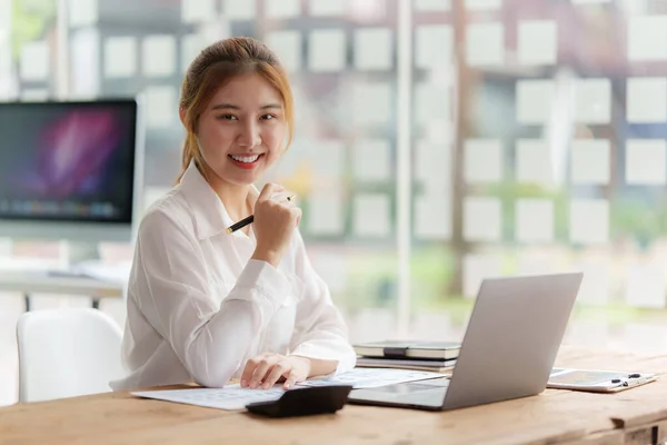 Modern asiatisk affärskvinna har självförtroende att arbeta med ekonomi på kontoret. Redovisningsprincip. — Stockfoto