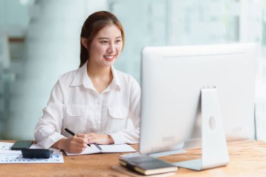 E-öğrenme, çevrimiçi, eğitim ve internet sosyal mesafesi COVID-19 virüs kavramından korunuyor. Evde dijital tablet öğretmeniyle Asyalı kadın öğrenci video konferansı e-öğrenimi.