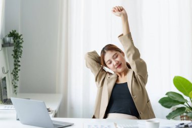 Modern Asyalı iş kadınlarının ofiste finansla çalışacaklarına güveniyorlar. Muhasebe kavramı.