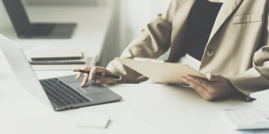 Şirketin mali sonuçlarını ve bütçesini hesaplamak için hesap makinesini kullanarak Business Woman Hand 'i kapatın. Hesap Denetim Kavramı.