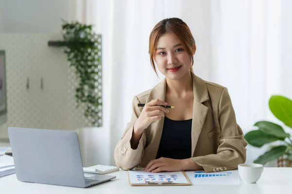 현대 아시아 비지니스 여성은 자신감 있게 사무실에서 재정적 인 일을 하고 있습니다. 정확 한 개념. — 스톡 사진