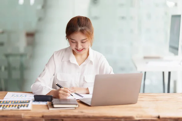 Mulher de negócios asiática moderna tem confiante trabalhando com financeiro no escritório. Conceito contabilístico. — Fotografia de Stock