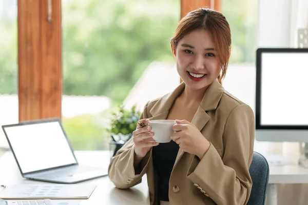 Modern Asyalı iş kadınlarının ofiste finansla çalışacaklarına güveniyorlar. Muhasebe kavramı. — Stok fotoğraf