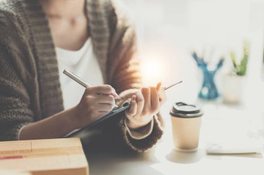 Asyalı küçük işletme sahibi ev ofisinde çalışıyor. Ticari perakende pazarı ve çevrimiçi pazarlama dağıtımı, KOBİ e-ticaret kavramı.