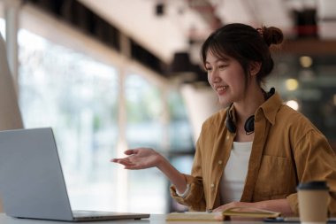 E-öğrenme, çevrimiçi, eğitim ve internet sosyal mesafesi COVID-19 virüs kavramından korunuyor. Evde dijital tablet öğretmeniyle Asyalı kadın öğrenci video konferansı e-öğrenimi.