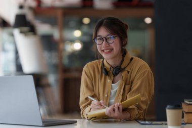 E-öğrenme, çevrimiçi, eğitim ve internet sosyal mesafesi COVID-19 virüs kavramından korunuyor. Evde dijital tablet öğretmeniyle Asyalı kadın öğrenci video konferansı e-öğrenimi.