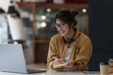 E-öğrenme, çevrimiçi, eğitim ve internet sosyal mesafesi COVID-19 virüs kavramından korunuyor. Evde dijital tablet öğretmeniyle Asyalı kadın öğrenci video konferansı e-öğrenimi.