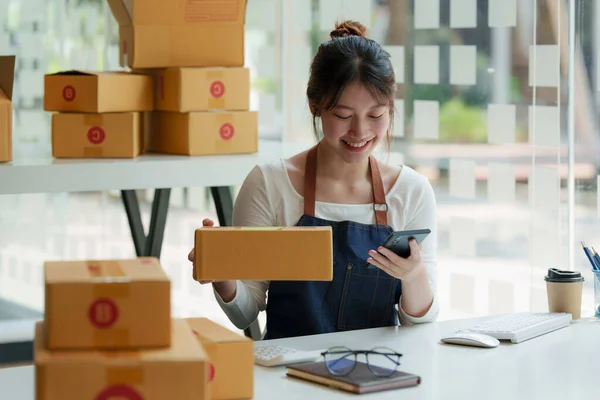 Asiatischer Kleinunternehmer, der im Home Office arbeitet. Geschäftskundenmarkt und Online-Verkauf Marketing Delivery, KMU E-Commerce-Konzept. — Stockfoto
