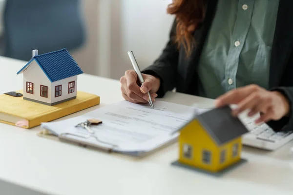 Close up Mujer de negocios firmar en el contrato de acuerdo. Concepto inmobiliario — Foto de Stock