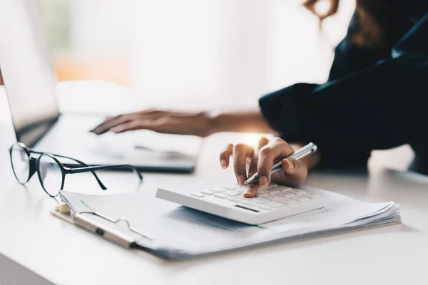 Şirketin mali sonuçlarını ve bütçesini hesaplamak için hesap makinesi kullanarak Business Woman Hand 'i kapatın. Hesap Denetim Kavramı.