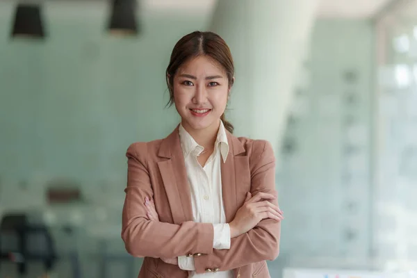 Hermosa mujer de negocios asiática viendo seminario web educativo en el ordenador portátil. Concepto financiero. —  Fotos de Stock