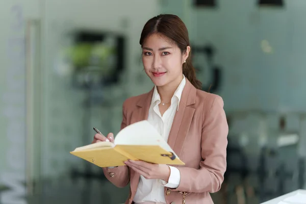 Vacker asiatisk affärskvinna tittar utbildning webinar på bärbar dator. Finanskoncept. — Stockfoto