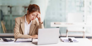 Asyalı iş kadını bu yılın pazarlama planı hakkında endişeli.