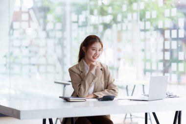 Teknik fiyat grafiği ve göstergesini analiz eden başarılı bir girişimci. Banka hesabı, tasarruf hesabı ya da sigorta poliçesi kavramı.