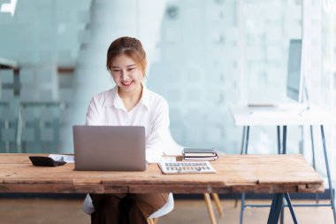 E-öğrenme, çevrimiçi, eğitim ve internet sosyal mesafesi COVID-19 virüs kavramından korunuyor. Evde dijital tablet öğretmeniyle Asyalı kadın öğrenci video konferansı e-öğrenimi.