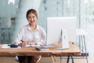 E-öğrenme, çevrimiçi, eğitim ve internet sosyal mesafesi COVID-19 virüs kavramından korunuyor. Evde dijital tablet öğretmeniyle Asyalı kadın öğrenci video konferansı e-öğrenimi.