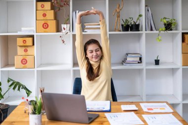Teftiş 'in şirket yolsuzluklarını araştırırken görüntüsü. Finans bütçesi kavramı.