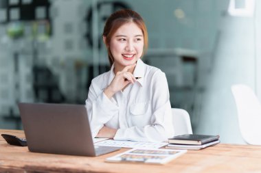 E-öğrenme, çevrimiçi, eğitim ve internet sosyal mesafesi COVID-19 virüs kavramından korunuyor. Evde dijital tablet öğretmeniyle Asyalı kadın öğrenci video konferansı e-öğrenimi.