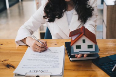 Business Woman 'ın ev satın almak için anlaşma imzalamasını kapatın. Banka yöneticisi kavramı.