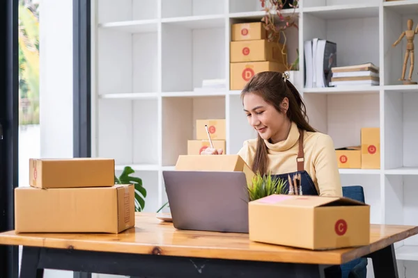 Asiatischer Kleinunternehmer, der im Home Office arbeitet. Geschäftskundenmarkt und Online-Verkauf Marketing Delivery, KMU E-Commerce-Konzept. — Stockfoto