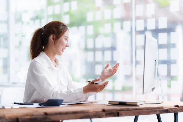 Concept d'entrevue d'emploi. Femme d'affaires questionner et écouter les réponses des candidats lors de l'entrevue par appel vidéo sur ordinateur de bureau. — Photo