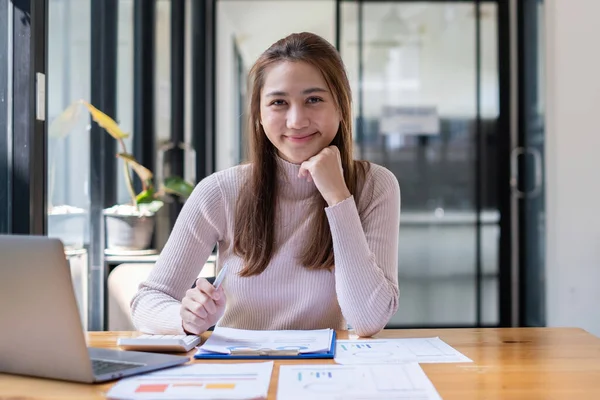 Business woman focus gondolkodás új ötlet, hogy a hirdetések bemutatni az új termék. — Stock Fotó