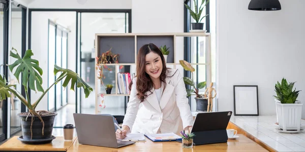 Mujer de negocios que sostiene la pluma mirando la aplicación de cuenta de ahorros bancarios en el ordenador portátil. cuenta o ahorro de dinero o concepto de seguro. — Foto de Stock