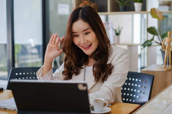 Vacker asiatisk kvinna använder video samtal ansökan. bloggare, videokonferens, bekvämt användningskoncept. — Stockfoto