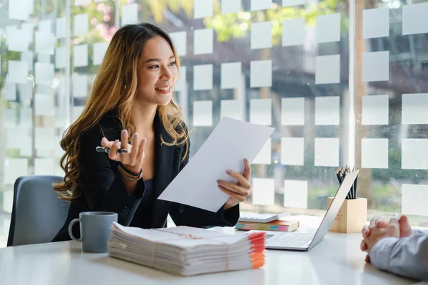 Bir iş görüşmesi sırasında, İK yöneticileri iyi bir çalışan arıyorlar. Yönetici, aday hakkında olumlu bir izlenim edindi.