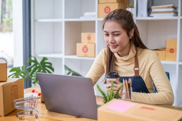 Propietario asiático de pequeñas empresas que trabaja en casa oficina. Mercado minorista de negocios y entrega de marketing de venta en línea, concepto de comercio electrónico para pymes. — Foto de Stock