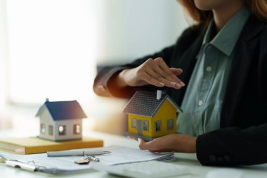 Ev modelliği yapan bir kadın. Gayrimenkul Değerlendirme ve Teftiş ve Sigorta Konsepti..