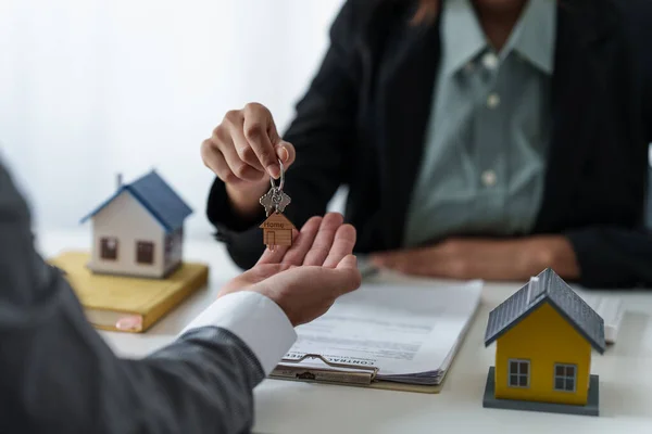 Нерухомість або брокер житловий або агент, що показує ключ для будинку . — стокове фото
