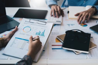 Finansal konsepte danış. İş kadını kağıt işlerini işaret ediyor ve hesap makinesi kullanıyor..
