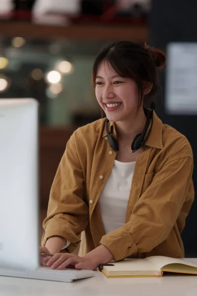 E-learning, online, onderwijs en internet sociale afstand te beschermen tegen COVID-19 virussen concept. Aziatisch vrouw student video conferentie e-learning met leraar op laptop computer thuis. — Stockfoto