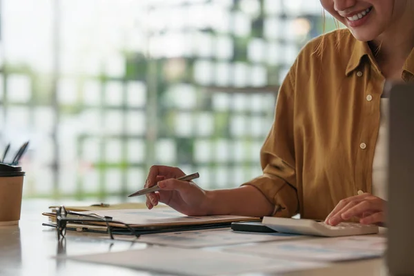 Raadpleeg financieel concept. Zakelijke vrouw wijzend op papwework en met behulp van rekenmachine. — Stockfoto