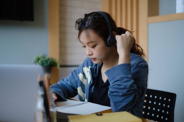 E-öğrenme, çevrimiçi, eğitim ve internet sosyal mesafesi COVID-19 virüs kavramından korunuyor. Asyalı kadın öğrenci video konferansı evde dizüstü bilgisayarda öğretmenle e-öğrenme.